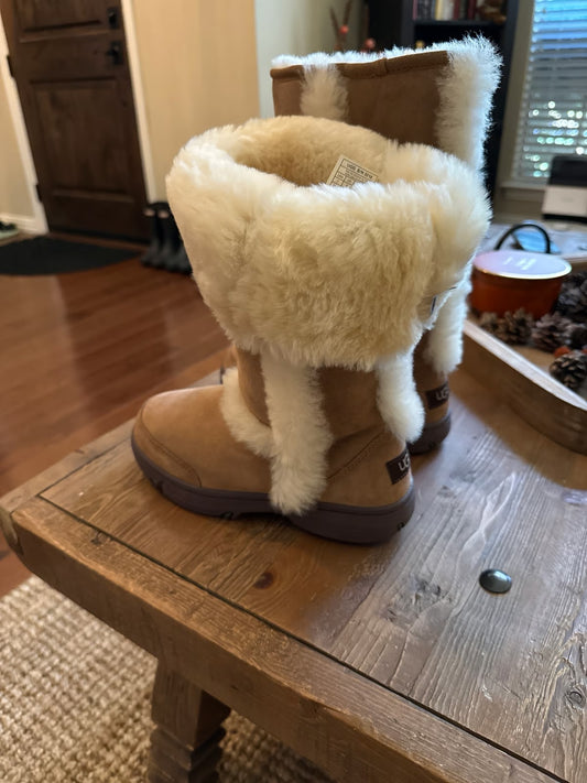 High-top Boots With Fleece Lining And White Fur Trim.